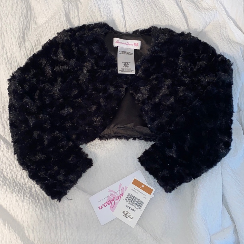 Little girl’s shrug
